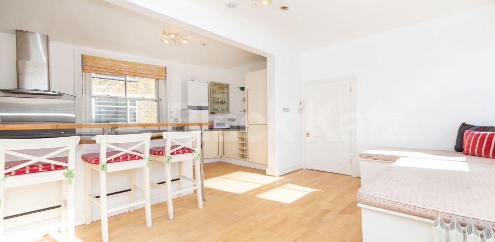 			SPLIT OVER 3 FLOORS, 2 Bedroom, 1 bath, 1 reception Maisonette			 Baron Street, ANGEL N1